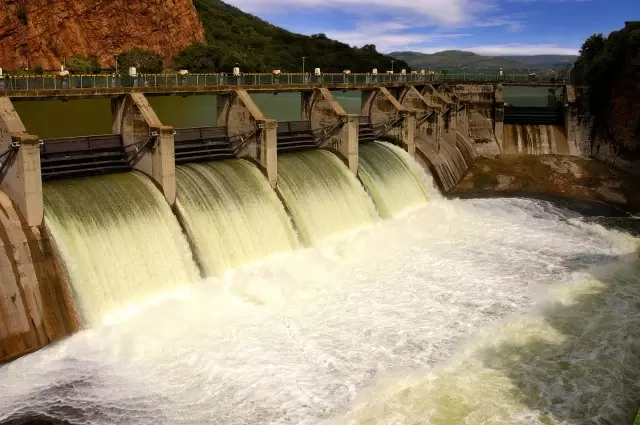 hydroelectric dams pros and cons